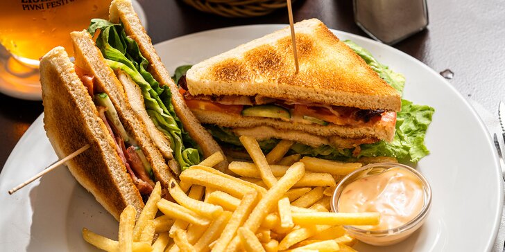 Vyladěný club sandwich s kuřecím masem, hranolky a dip pro 1 či 2 osoby