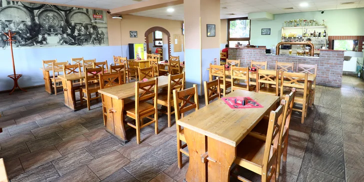 Dva macaté burgery s hovězím, slaninou, BBQ i majonézou, hranolky a třeba i 4 piva na zapití