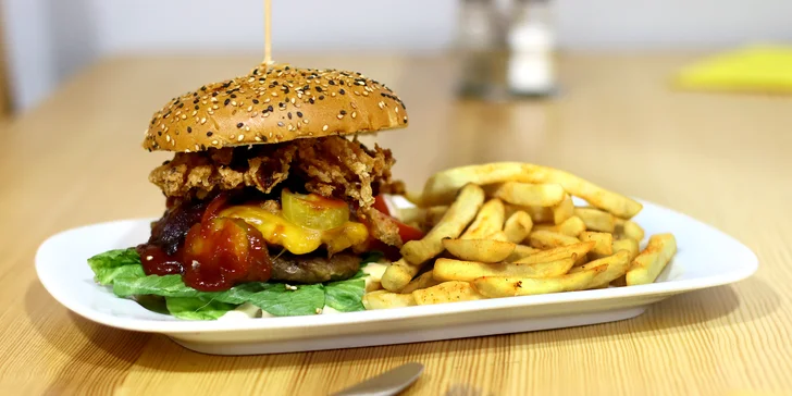 Dva macaté burgery s hovězím, slaninou, BBQ i majonézou, hranolky a třeba i 4 piva na zapití
