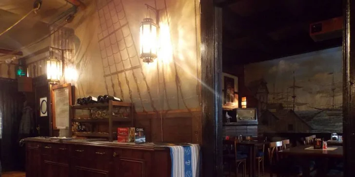 Dva vysoké hovězí steaky z mladého býčka na grilu v podskalské Fregatě