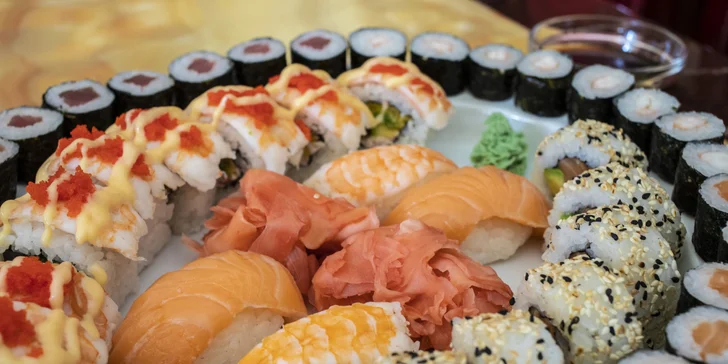 Nabité sushi sety s lososem, tuňákem i smaženou krevetou: 24 až 52 rolek