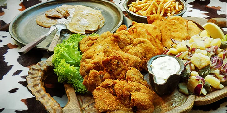 Obědové víkendové menu pro 4 osoby v Originálním pravěkém restaurantu