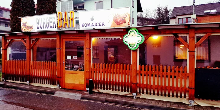 Pořádný burger pro 1 či 2 osoby, domácí bramborové chipsy a tatarka