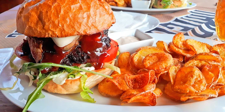 Pořádný burger pro 1 či 2 osoby, domácí bramborové chipsy a tatarka
