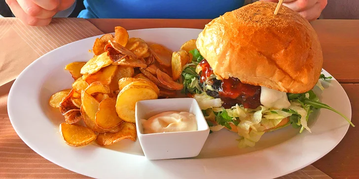 Pořádný burger pro 1 či 2 osoby, domácí bramborové chipsy a tatarka
