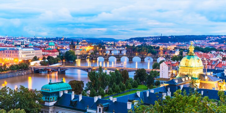 Letní dovolená v Praze: ubytování se snídaní i obědem a okružní jízdou po městě