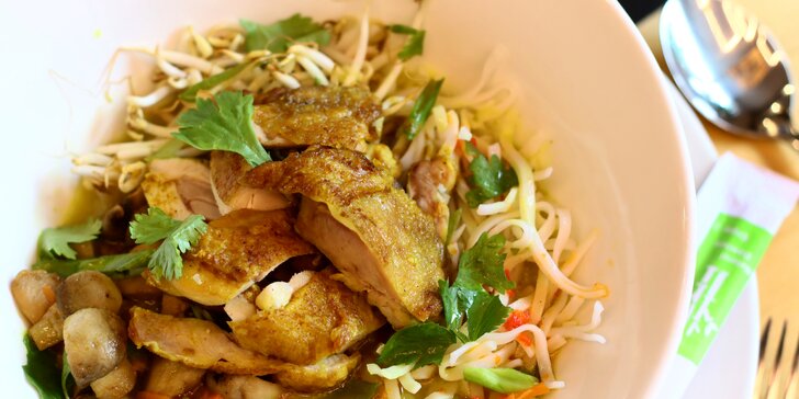 Thajská kuřecí polévka a variace sorbetů se sezónním ovocem pro 2 osoby