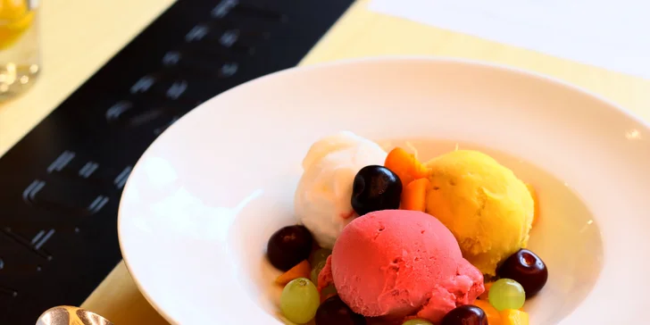 Thajská kuřecí polévka a variace sorbetů se sezónním ovocem pro 2 osoby