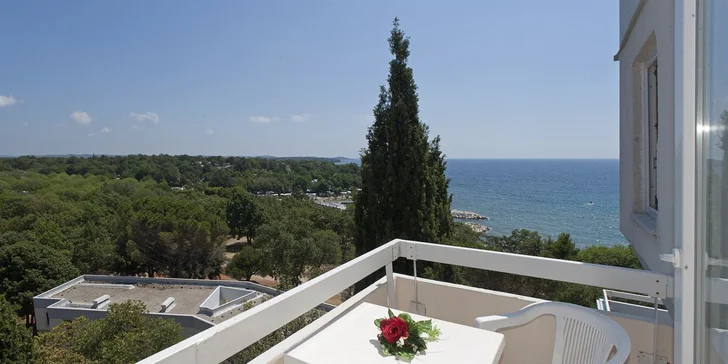 Dovolená v chorvatské Poreči: hotel s vlastní pláží a bazénem, polopenze či plná penze