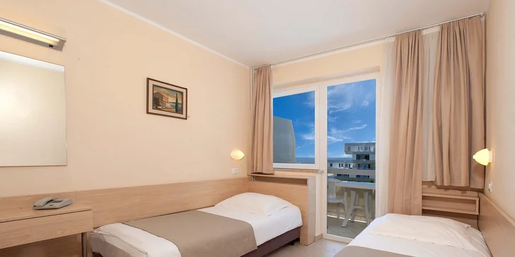 Dovolená v chorvatské Poreči: hotel s vlastní pláží a bazénem, polopenze či plná penze