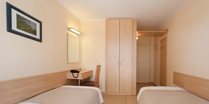 Dovolená v chorvatské Poreči: hotel s vlastní pláží a bazénem, polopenze či plná penze