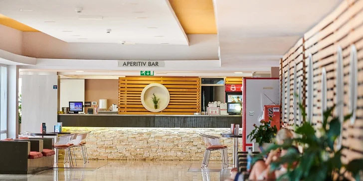 Dovolená v chorvatské Poreči: hotel s vlastní pláží a bazénem, polopenze či plná penze