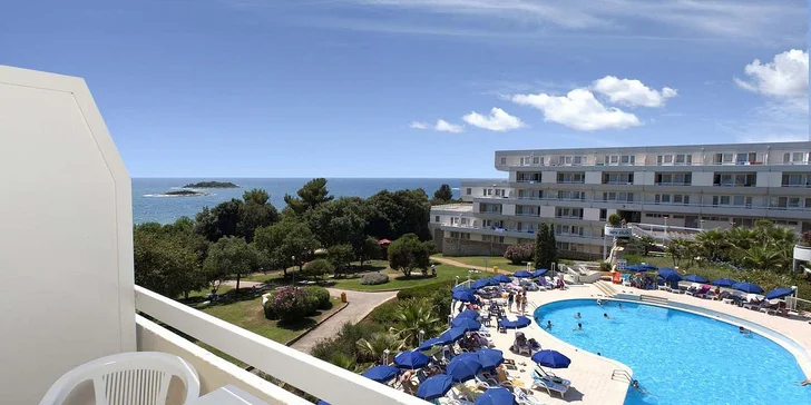 Dovolená v chorvatské Poreči: hotel s vlastní pláží a bazénem, polopenze či plná penze