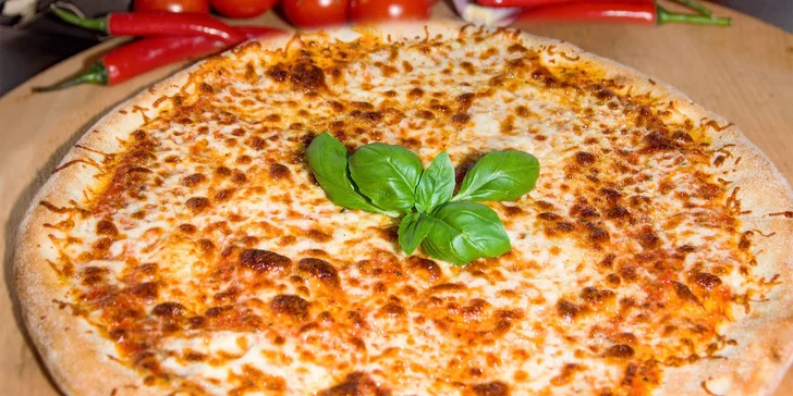 Parádní pizza o průměru 45 cm na odnos s sebou: výběr z 12 druhů