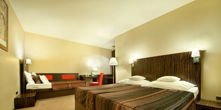 Dovolená v centru Prahy: 4* hotel se snídaněmi, obědem a okružní jízdou po městě