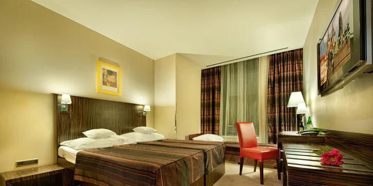 Dovolená v centru Prahy: 4* hotel se snídaněmi, obědem a okružní jízdou po městě