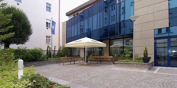 Dovolená v centru Prahy: 4* hotel se snídaněmi, obědem a okružní jízdou po městě
