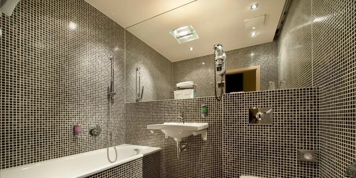 Dovolená v centru Prahy: 4* hotel se snídaněmi, obědem a okružní jízdou po městě