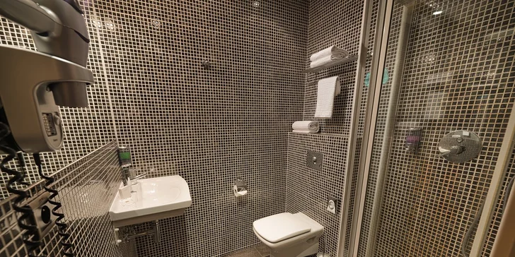 Dovolená v centru Prahy: 4* hotel se snídaněmi, obědem a okružní jízdou po městě