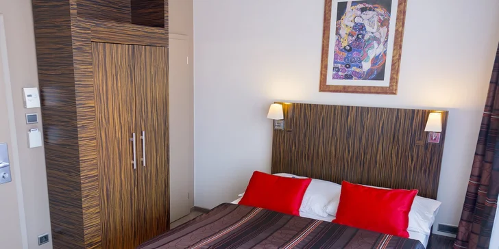 Dovolená v centru Prahy: 4* hotel se snídaněmi, obědem a okružní jízdou po městě