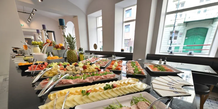 Letní i podzimní dovolená v centru Prahy: 4* hotel blízko Václaváku, jídlo i okružní jízda městem