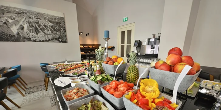 Letní i podzimní dovolená v centru Prahy: 4* hotel blízko Václaváku, jídlo i okružní jízda městem