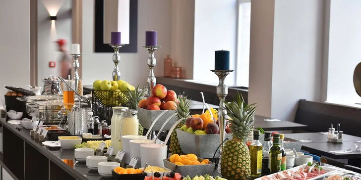 Letní i podzimní dovolená v centru Prahy: 4* hotel blízko Václaváku, jídlo i okružní jízda městem