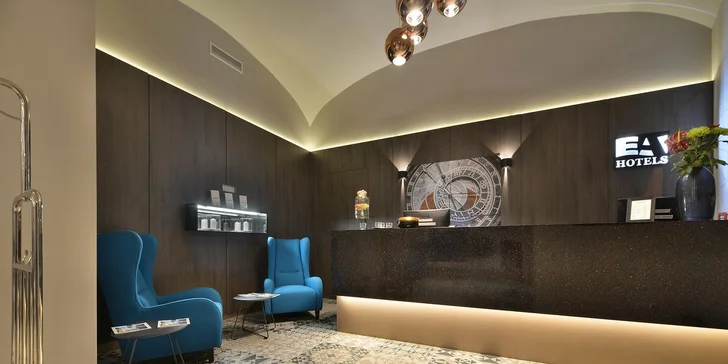 Letní i podzimní dovolená v centru Prahy: 4* hotel blízko Václaváku, jídlo i okružní jízda městem