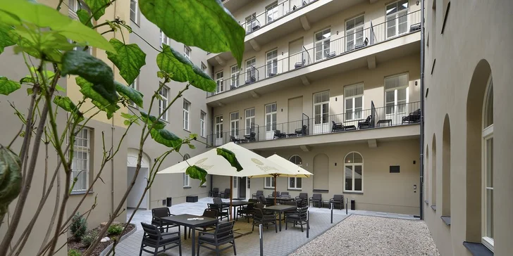 Letní i podzimní dovolená v centru Prahy: 4* hotel blízko Václaváku, jídlo i okružní jízda městem