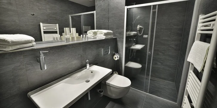 Letní i podzimní dovolená v centru Prahy: 4* hotel blízko Václaváku, jídlo i okružní jízda městem