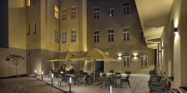 Letní i podzimní dovolená v centru Prahy: 4* hotel blízko Václaváku, jídlo i okružní jízda městem