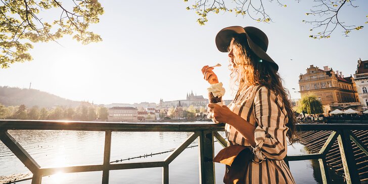 Letní dovolená v Praze: ubytování se snídaní i obědem a okružní jízdou po městě