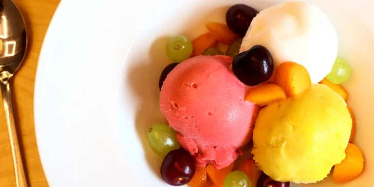 Thajská kuřecí polévka a variace sorbetů se sezónním ovocem pro 2 osoby