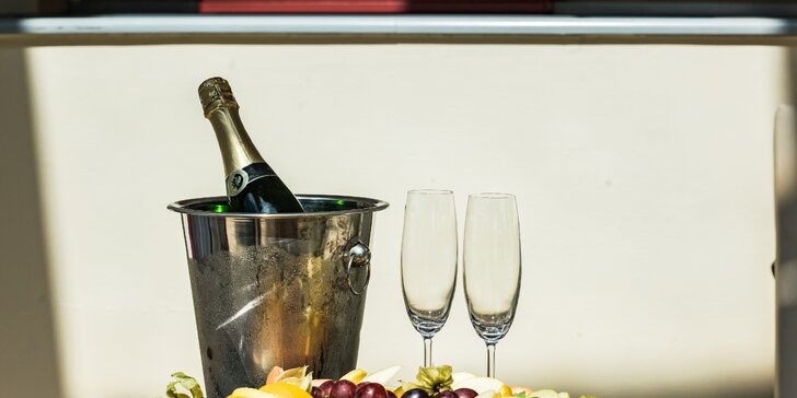 Romantické tříchodové menu i s láhví vína a privátním spa na 60, 75 či 120 min.