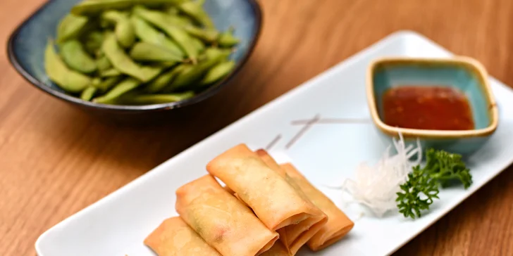 Výběr předkrmů ve Fuku wok & sushi v Perlovce: krevety, taštičky, závitky, wakame i edamame