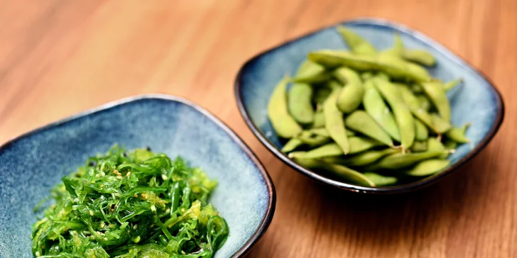 Výběr předkrmů ve Fuku wok & sushi v Perlovce: krevety, taštičky, závitky, wakame i edamame
