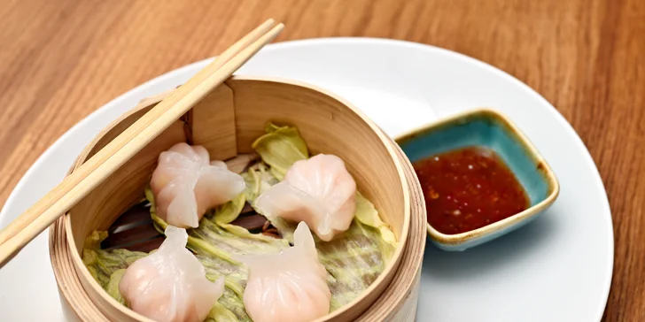 Výběr předkrmů ve Fuku wok & sushi v Perlovce: krevety, taštičky, závitky, wakame i edamame