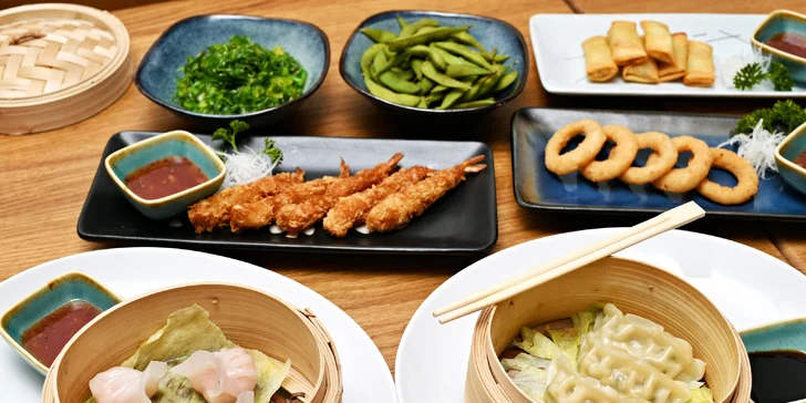 Výběr předkrmů ve Fuku wok & sushi v Perlovce: krevety, taštičky, závitky, wakame i edamame