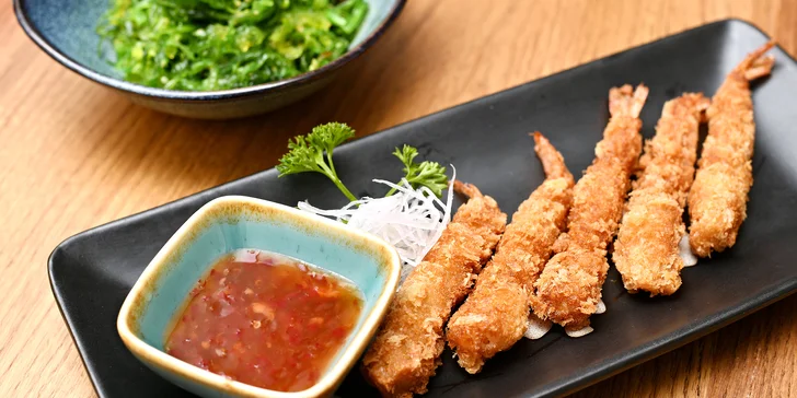 Výběr předkrmů ve Fuku wok & sushi v Perlovce: krevety, taštičky, závitky, wakame i edamame