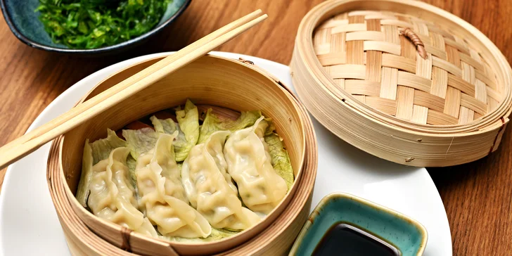 Výběr předkrmů ve Fuku wok & sushi v Perlovce: krevety, taštičky, závitky, wakame i edamame