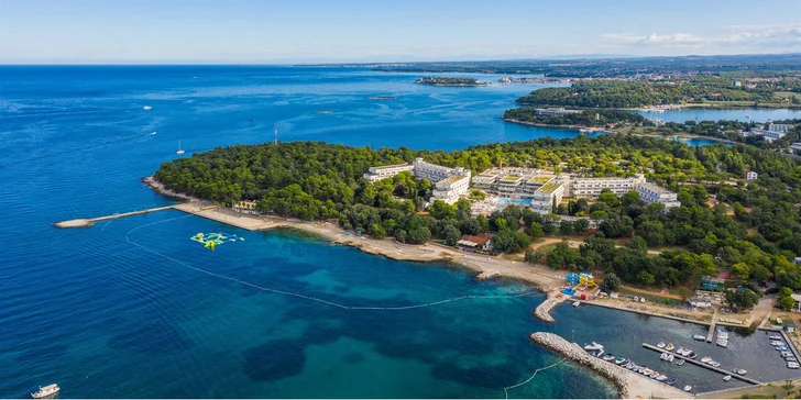 Dovolená v chorvatské Poreči: hotel s vlastní pláží a bazénem, polopenze či plná penze