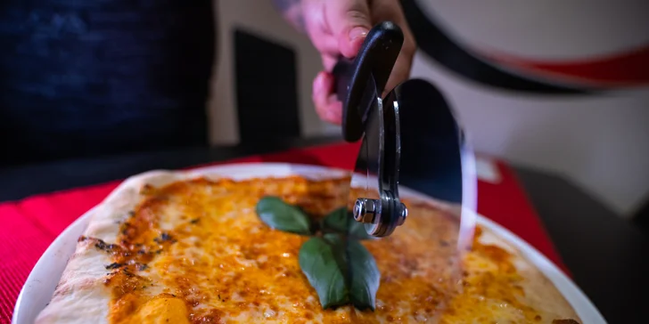 Pochutnejte si: pizza Margherita nebo další dle výběru z jídelního lístku