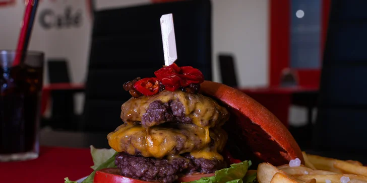 Burger s masem z žebra irského býčka, chilli papričkami a steakovými hranolky