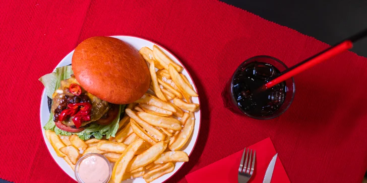 Burger s masem z žebra irského býčka, chilli papričkami a steakovými hranolky