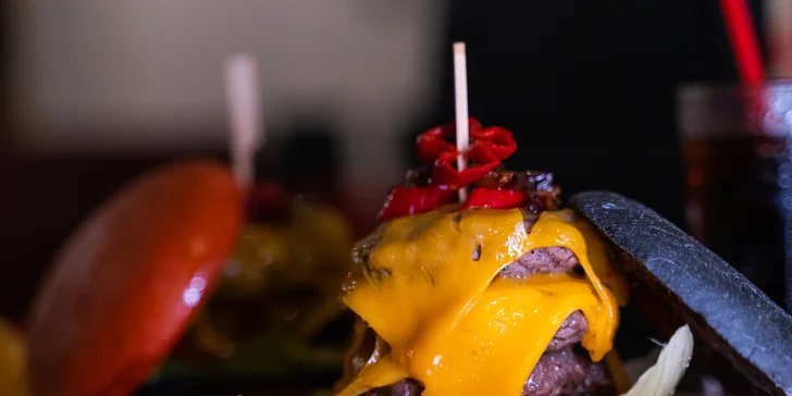 Burger s masem z žebra irského býčka, chilli papričkami a steakovými hranolky