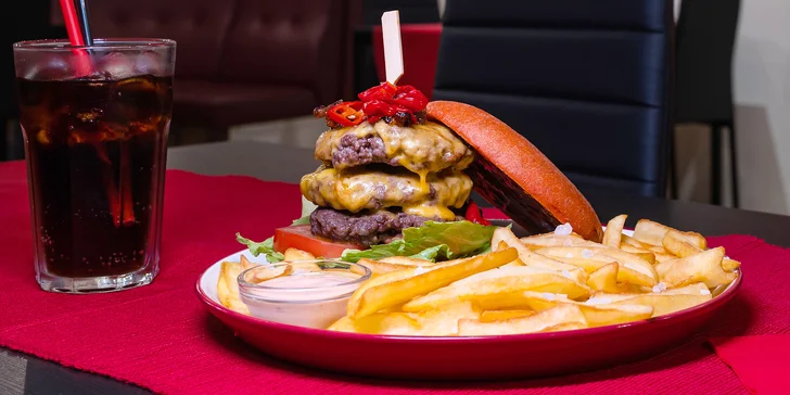 Burger s masem z žebra irského býčka, chilli papričkami a steakovými hranolky