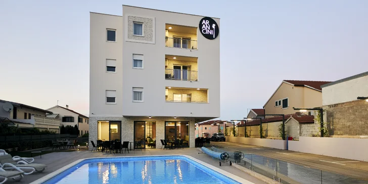 Letní dovolená v Chorvatsku: nový aparthotel s venkovním bazénem a snídaní