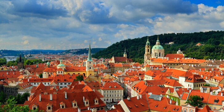 Dovolená v centru Prahy: 4* hotel se snídaněmi, obědem a okružní jízdou po městě