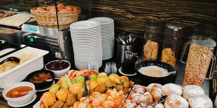 Dovolená v centru Prahy: 4* hotel se snídaněmi, obědem a okružní jízdou po městě