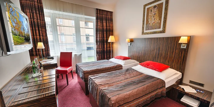 Dovolená v centru Prahy: 4* hotel se snídaněmi, obědem a okružní jízdou po městě